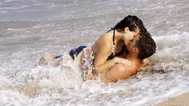 beach-couple-wet